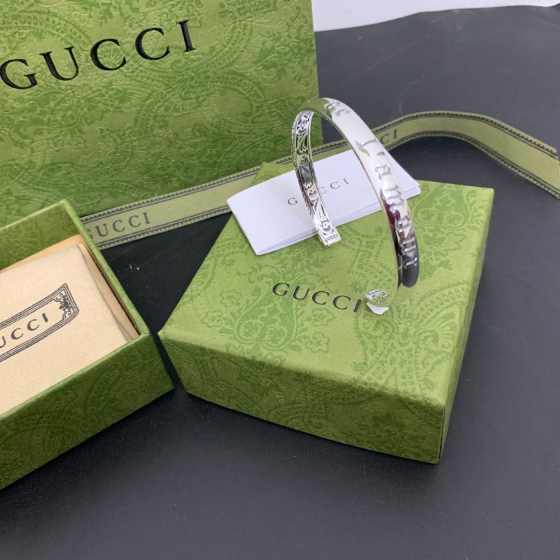 G*u*i bracelets